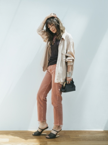 RE/DONEのデニム、Mila Owenのタンクトップ、MADISONBLUEのシャツ、FENDIのバッグ、サンダル、Ron Hermanで購入したスカーフ、ヴィンテージのバングル、Enasoluna、インディアンジュエリーのリングは本人私物