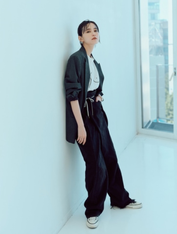 MAISON EUREKAのデニム、ZARAのジャケット、MITTERNACHTのTシャツ、CONVERSEのスニーカー、DAUGHTERS JEWELRYのピアス、AFTER SHAVE CLUBのバングルは本人私物