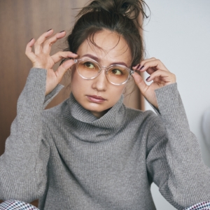 最上部画像の着用アイテム：ニット¥24,200（アール ジュビリー／ショールーム セッション）、チェックパンツ¥47,300（コート／イザ）