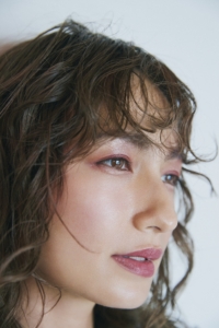 トップス¥7,370（ジーナ トリコ／サステナブル ケイスリー）、イヤーカフ¥39,600（ルフェール／UTS PR）