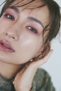 レースブラウス¥68,200、中に着たキャミソール¥35,200（共にルーム エイト ブラック／オットデザイン）、ピアス¥38,500（シンパシー オブ ソウル スタイル／フラッパーズ）