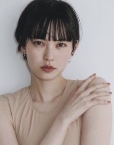 誌面に登場するたび、いつも違った表情のショートヘアスタイルで私たちを楽しませてくれる比留川游さん。パツンと切り揃えられたバングがイノセント。小誌2021年6月号「大人の化粧」特集より。