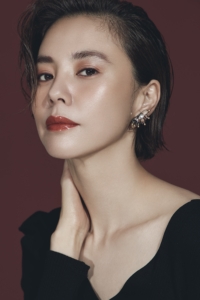 ナチュラルな笑顔でミューズ誌面をいつも華やかに飾ってくれる浅見れいなさん。こちらは、長めの前髪を生かし、タイト＆ウェットにまとめて大人っぽい印象。小誌2021年8月号「美香子マジック」特集より。