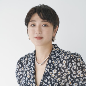 styling/ チーフプレス／佐藤怜子さん 媚びない遊び心で魅せるカジュアルショート ドレス¥37,400（スタイリング/ ／スタイリング/ 新宿ルミネ1店）、その他は本人私物