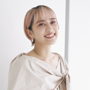 to/one チーフPR／津覇雅実さん ハイトーンピンクで私らしくエッジーに