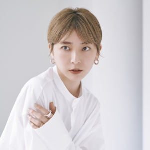 Life’s ディレクター／吉田怜香さん 洗練シンプルなハイトーンショート 着用アイテムは本人私物