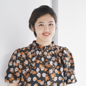 IENA プレス／長谷川真美さん 大胆なオールバックで表情をスイッチ！