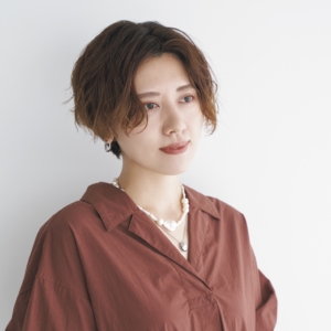 showroom SESSION PR／鈴木朋子さん アンニュイなパーマで大人の遊び心をオン シャツ¥47,300（サヤカ デイヴィス／ショールーム セッション）、その他は本人私物