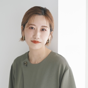 LOVELESS プレス／渡邊恭子さん 女っぽさもアピれるマッシュショート シャツ¥39,600（UJOH／ラブレス青山）、その他は本人私物