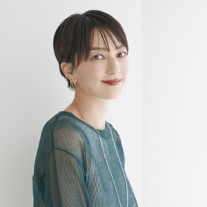 BEAUTY&YOUTH、UNITED ARROWS プレス／平井美帆さん 印象コントロールが自在なレディショート ニット¥14,300（ロク）、ピアス¥62,700（ソフィー ブハイ／共にロク 渋谷キャットストリート）、その他は本人私物