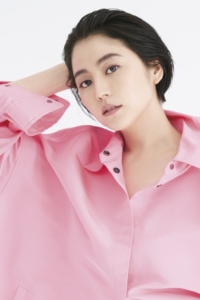 小誌2021年4月号の表紙でモードな一面を披露してくれた長澤まさみさん。オールバックにしてタイトにまとめればクールに、おろせば女性らしいショートボブにもなるアレンジ自在のヘアスタイル。