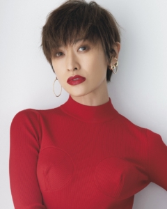 昨年末、ボブからショートカットにスタイルチェンジした山田優さん。全体的に短めながら女っぽくまとまる絶妙なカットと、どんなファッションにもなじむ明るめカラーは参考にしたい。