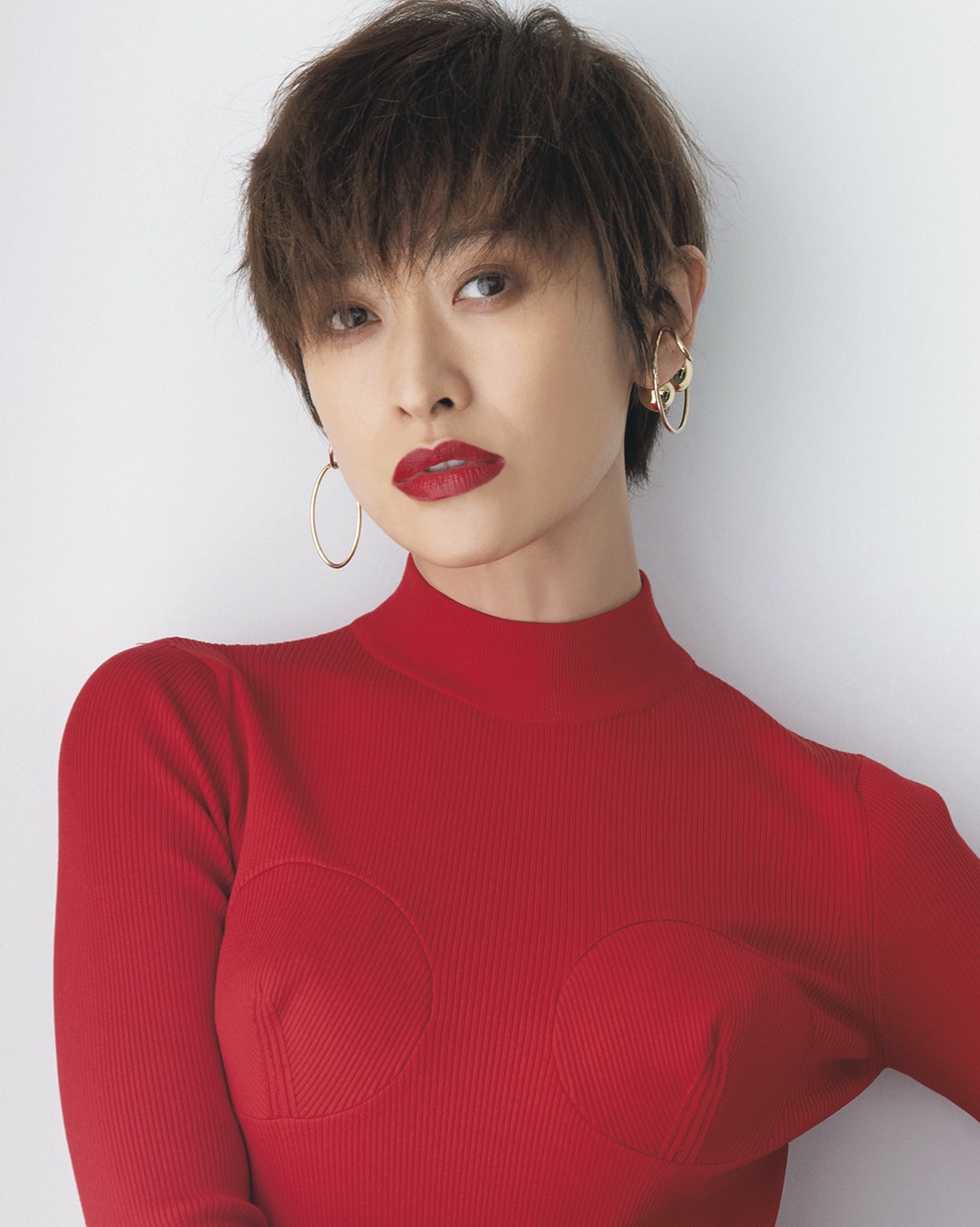 昨年末、ボブからショートカットにスタイルチェンジした山田優さん。全体的に短めながら女っぽくまとまる絶妙なカットと、どんなファッションにもなじむ明るめカラーは参考にしたい。
