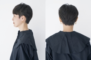 バングをトップから厚めにとり、眉ラインでパツンとカット。もみあげをわずかに残し、耳のラインに沿わせるようにサイドから襟足のラインをコンパクトなシルエットに。カラーは素髪のブラックを活かして、ワンメイク。