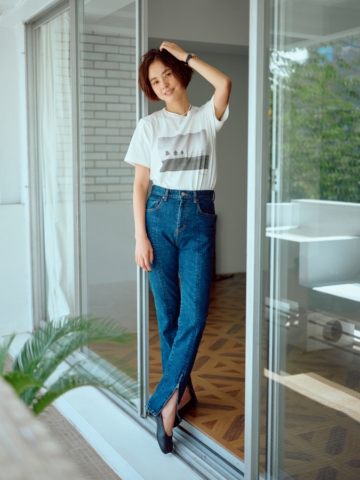 THE NEWHOUSEのデニム、Takao Sakai×OPAQUE.CLIPのフォトTシャツ、Maison Margielaのシューズ、MAYUのネックレス、Cartierの時計は本人私物