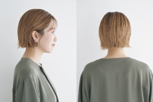 ヘアスタイルの好きなところは？ 「サイドの髪を耳にかけるとスッキリ、おろすと丸みのあるフォルムになって雰囲気がアレンジできるところ」 ショートヘアにしたきっかけは？ 「美容師さんから“ショートヘアのほうが似合いそう”とすすめられました。毛量が多い私の髪質に合ってます！」 サロン名と担当者は？ 「Cocoon表参道のSAKURAさん。ハイトーンにしたいという希望だけ伝え、カットラインはおまかせしました」