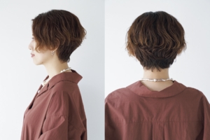 ヘアスタイルの好きなところは？ 「長めのバングを耳にかけると印象がガラリと変わるところ。オイルをたっぷりつけると女っぽくなれたりとアレンジが自在」 ショートヘアにしたきっかけは？ 「3年前に韓国ドラマに出てきた女優さんのショートヘアが可愛過ぎて、衝動的に“切ろう！”と決意しました（笑）」 サロン名と担当者は？ 「BEAUTRIUM青山店の西舘祐介さん。クセの強い私の髪質を活かしたデザイン提案にいつも感謝しています」