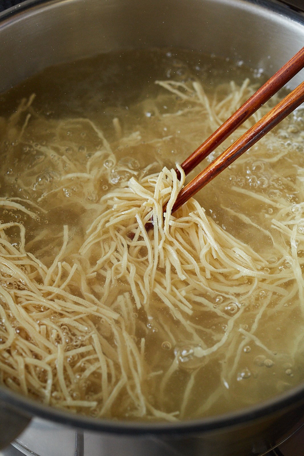 大きめの鍋に湯をたっぷり沸かす。解凍した豆腐干を入れ、菜箸で2～3回混ぜながら5分ゆで、ざるに上げて水気を切る（※中華麺やパスタなど、麺の代用として活用する場合は、湯の量に対して1％の塩を加えてゆでる）。