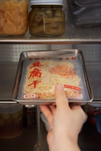 冷凍状態の豆腐干を冷蔵室に入れて約半日おき、自然解凍する。