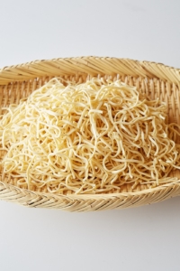 「冷凍豆腐干　細切り（短）」ショートタイプの豆腐干。5～6㎝長さにカットされているので、和えものや炒めものに最適です。