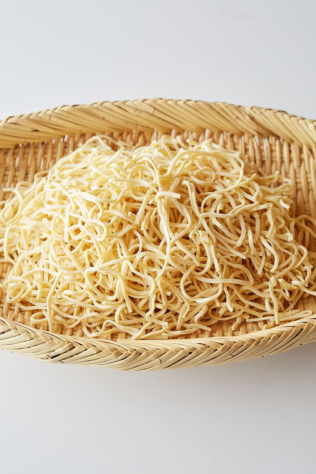 「冷凍豆腐干　細切り（短）」ショートタイプの豆腐干。5～6㎝長さにカットされているので、和えものや炒めものに最適です。
