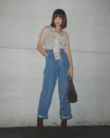 MIU MIUのデニム、ALTUZARRAのキャミソールとニット、CHANELのバッグ、Maison Margielaのブーツ、DIORのネックレスは本人私物