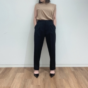159cm・Mサイズ着用。ウエストはなんとゴム（そうは見えないけど！）＆内側にドローストリングがあって絞れるのでサイズ調整可能。ただし、丈は指3本分くらい内側に折り返している感じ。実際に買うならSサイズ、もっとコンパクトにはきたいならXSサイズかなという印象。