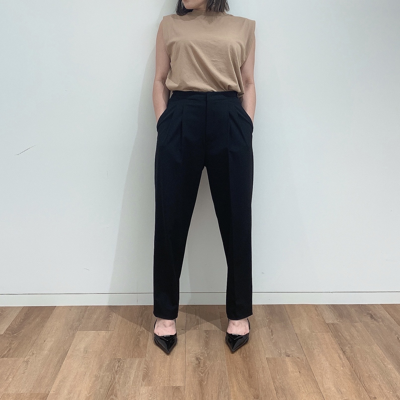 159cm・Mサイズ着用。ウエストはなんとゴム（そうは見えないけど！）＆内側にドローストリングがあって絞れるのでサイズ調整可能。ただし、丈は指3本分くらい内側に折り返している感じ。実際に買うならSサイズ、もっとコンパクトにはきたいならXSサイズかなという印象。