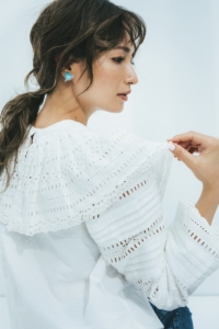 S&T プレス 中嶋杏里さんオススメ。ブラウス¥57,200（Sea New York／エスアンドティ）、デニム¥20,900（ザ シンゾーン／Shinzone ルミネ有楽町店）、イヤリング¥64,900（ハルポ／ロンハーマン）