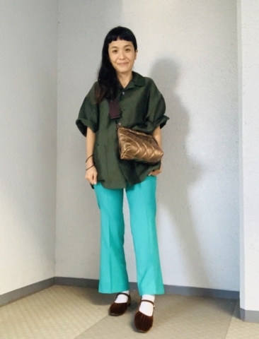 ストラップシューズ¥19,800（AKIKO KIZU × Daniella & GEMMA／ダニエラアンドジェマ）、AURALEEのシャツ、OSHIMA REIのパンツ、LE VERNIS × Asami Imajukuのバッグは本人私物