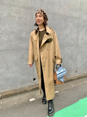 コート¥110,000（THE NEWHOUSE／アーク インク）、THE ROWのニット、YANUKのパンツ、Dr.Martensのブーツ、LAで購入したバッグ、バッグに入れたHERMESのスカーフ、Brixtonのベレー帽は本人私物