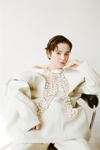 ジャケット¥272,800、パンツ¥129,800、ネックレス¥753,500（全てジル サンダー バイ ルーシー アンド ルーク・メイヤー／ジルサンダージャパン）