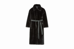 フリーサイズ。カラバリはアイボリーとパープルもあり。メニーウェイフェイクボアコート¥31,900（AMERI／Ameri VINTAGE）