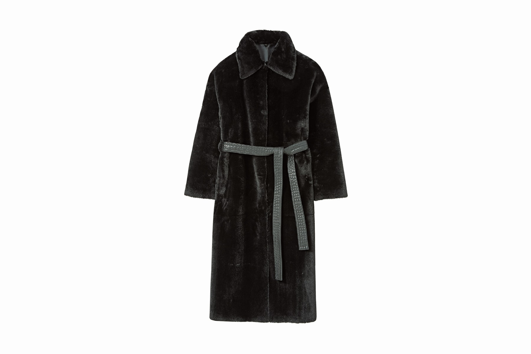 フリーサイズ。カラバリはアイボリーとパープルもあり。メニーウェイフェイクボアコート¥31,900（AMERI／Ameri VINTAGE）