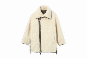 サイズはフリーです。ステンカラーボアリバーシブルJKコート¥64,900（カーサフライン／CASA FLINE表参道本店）