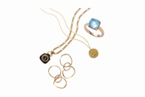 ヨンア着用のアクセはコチラ→コインネックレス¥19,800（マリハ）、5ネックレス¥56,100（マリア ブラック／全てショールーム セッション）、ピアス¥77,000、リング¥116,600（共にヴァンドーム青山／ヴァンドーム青山本店）