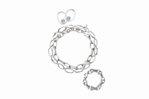 ヨンア着用のアクセはコチラ→ピアス¥37,400、ロングネックレス¥48,400（共にモダン ウィーヴィング／ショールーム セッション）、ネックレス¥90,200、ブレスレット¥130,900（共にソフィー ブハイ／エスケーパーズ オンライン）