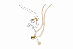ヨンア着用のアクセはコチラ→バロックパールネックレス¥35,200（プリーク／エイチ ビューティ＆ユース）、プレートトップペンダント¥18,700、右手リング¥11,000、左手リング¥8,800（全てジュエッテ）