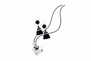 ヨンア着用のアクセはコチラ→ピアス¥60,500（ソフィー ブハイ）、ネックレス¥37,400（アグメス／共にエスケーパーズオンライン）