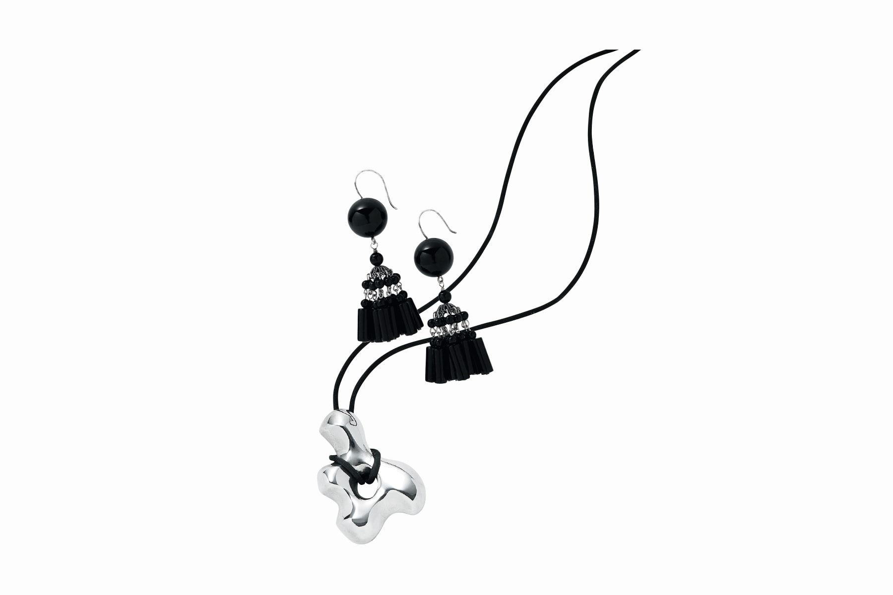 ヨンア着用のアクセはコチラ→ピアス¥60,500（ソフィー ブハイ）、ネックレス¥37,400（アグメス／共にエスケーパーズオンライン）