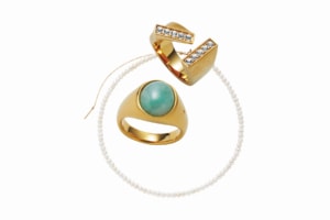 ヨンア着用のアクセはコチラ→ネックレス¥22,000（ジュエッテ）、右手リング※11月発売¥751,300、左手リング¥220,000（共にトムウッド／トムウッド プロジェクト）