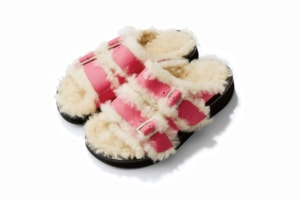 ピンバックルファーサンダル［ソール2.5㎝］¥71,500（アンブッシュ®／アンブッシュ® ワークショップ）