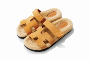 シアリングシープスキンサンダル〈シプレ〉［ヒール1.5㎝（実寸）］¥117,700（エルメス／エルメスジャポン）