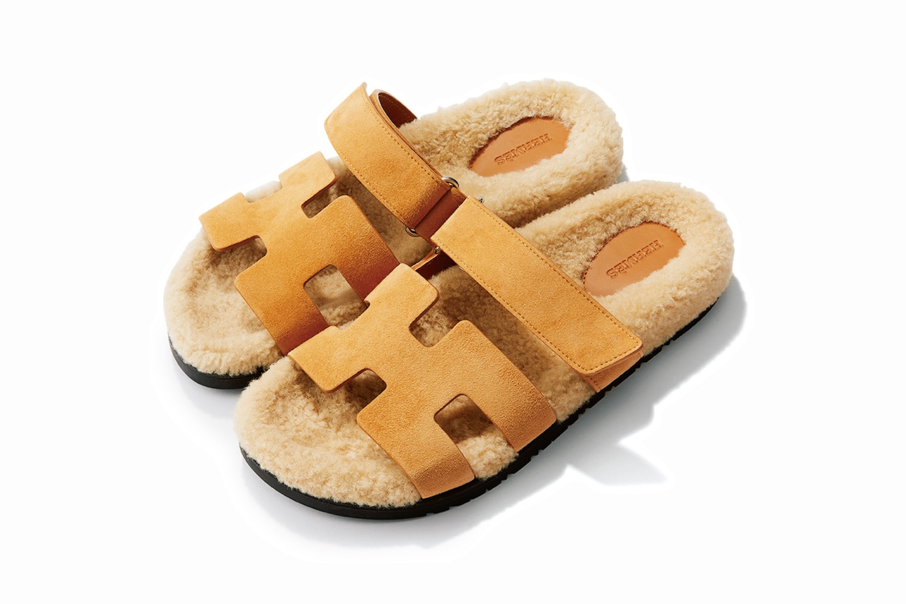 シアリングシープスキンサンダル〈シプレ〉［ヒール1.5㎝（実寸）］¥117,700（エルメス／エルメスジャポン）
