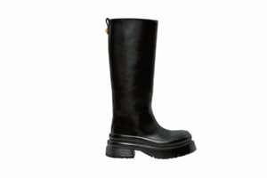 ローマンスタッズカーフスキンロングブーツ［ヒール5㎝］¥192,500（ヴァレンティノ ガラヴァーニ／ヴァレンティノ インフォメーションデスク）