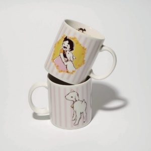 ハイジと戯れるユキちゃんと後ろ姿が描かれたマグカップ。カップ内側上部にユキちゃんのシルエット入り。ストレートマグカップ［H9×φ7.7CM］各¥1,100（共に山セ協栄商店／HEIDI CLUB通販ショッ