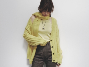 ニットカーディガン¥86,900、ニットストール¥72,600（共にエブール フォー ロンハーマン／ロンハーマン）、タンクトップ¥2,750（オペーク ドット クリップ×ザドドジーン／オペーク ドット クリップ）、パンツ¥28,600（オーラリー）、ピアス¥60,500（ソフィー ブハイ）、ネックレス¥37,400（アグメス／共にエスケーパーズオンライン）