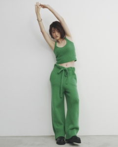 ニットトップス¥61,600、ニットパンツ¥187,000（共にジ エルダー ステイツマン／サザビーリーグ）、ピアス¥37,400、ロングネックレス¥48,400（共にモダン ウィーヴィング／ショールーム セッション）、ネックレス¥90,200、ブレスレット¥130,900（共にソフィー ブハイ／エスケーパーズ オンライン）、シューズ¥79,200（3.1 フィリップ リム／3.1 フィリップ リム ジャパン）