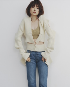 ニットカーディガン¥46,200（フェティコ）、ニットブラトップ¥28,600（エアロン／共にザ・ウォール ショールーム）、デニム¥12,100（リーバイス®／リーバイ・ストラウス ジャパン）、ネックレス¥22,000（ジュエッテ）、右手リング※11月発売¥751,300、左手リング¥220,000（共にトムウッド／トムウッド プロジェクト）