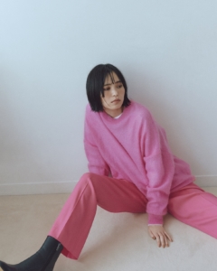 ピンクニットは数あれど、「青みと黄みのバランスがベストなこのピンクがいいんです」とスタイリスト樋口さん。薄いモヘアなので、インナーがやや透けて、女っぽくも着られます。このプライスは買いですよ！ モヘアニット¥15,000（ノーク）、中に着たTシャツ¥11,000（någonstans）、パンツ¥31,900（ロンハーマン）、ショートブーツ¥25,850（ダイアナ／ダイアナ 銀座本店）